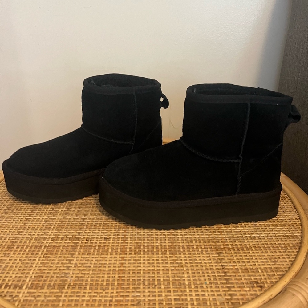 Girls mini platform Uggs
